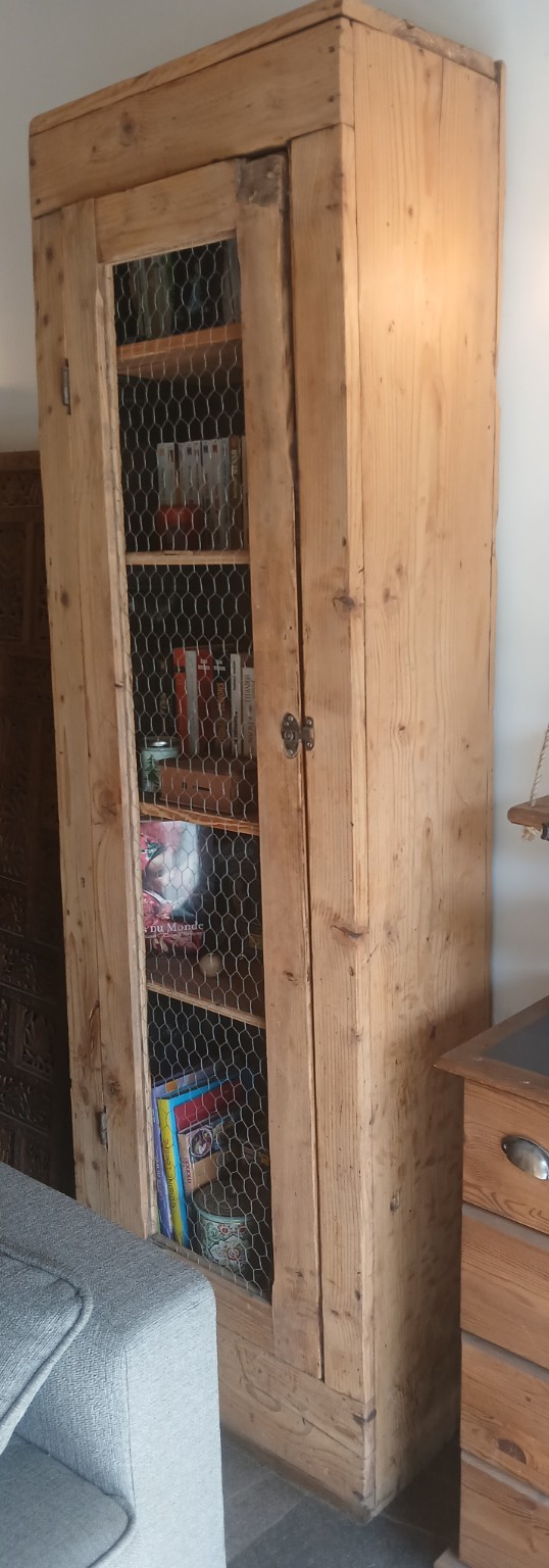 Armoire-bibliothèque artisanale en bois brut vue de trois quarts