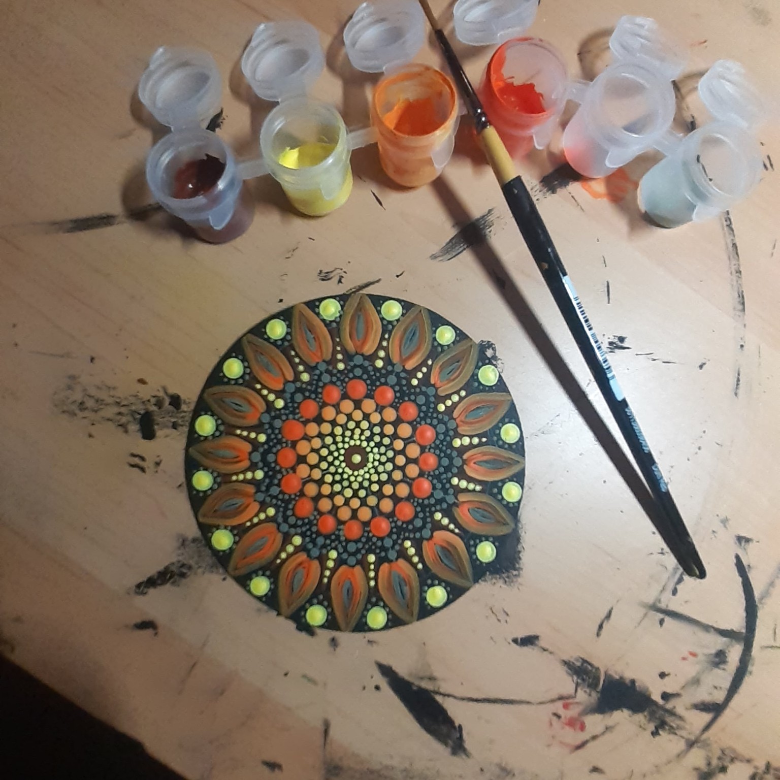 Création d’un motif peint à la main dans l’atelier