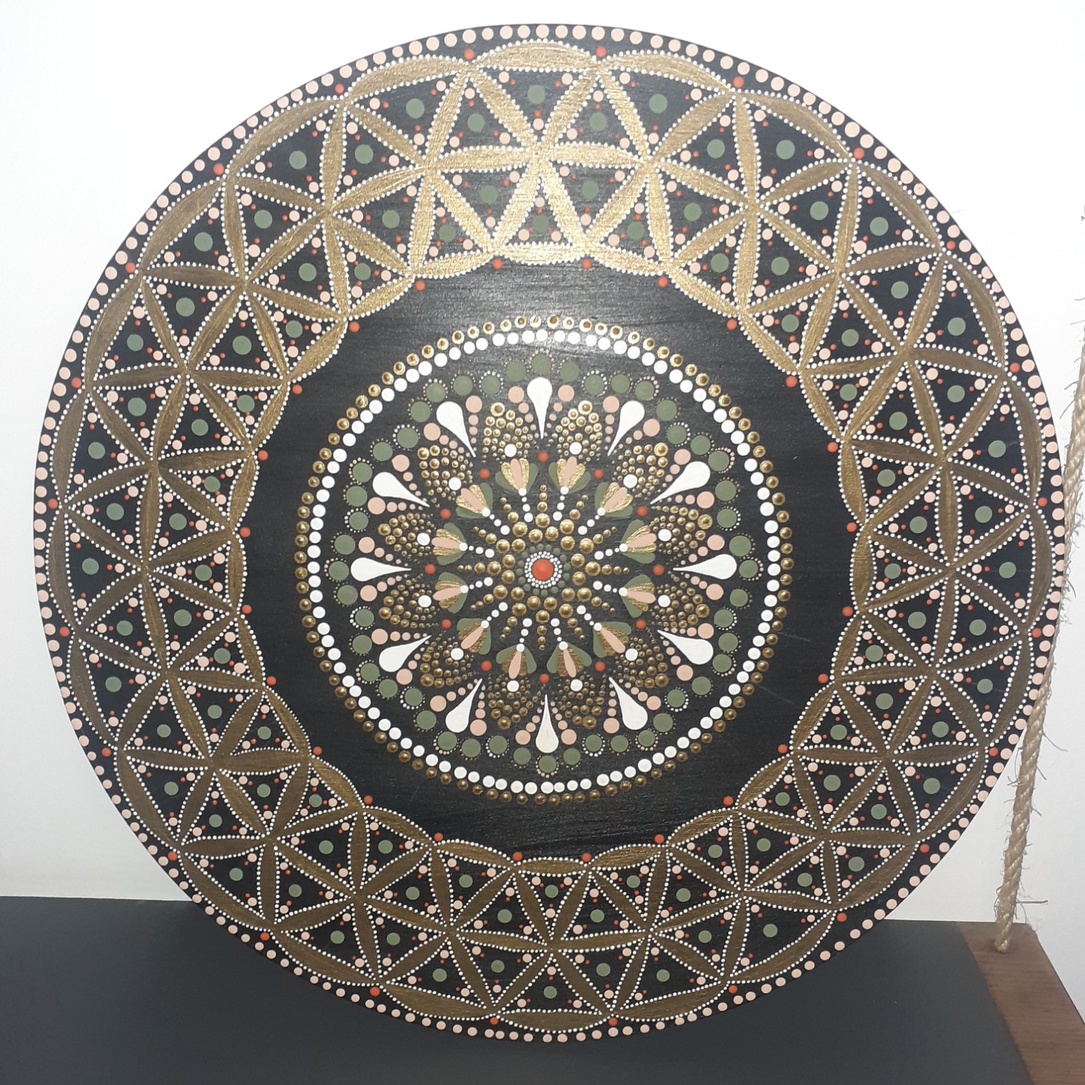 Tableau rond aux motifs graphiques noirs, dorés et verts